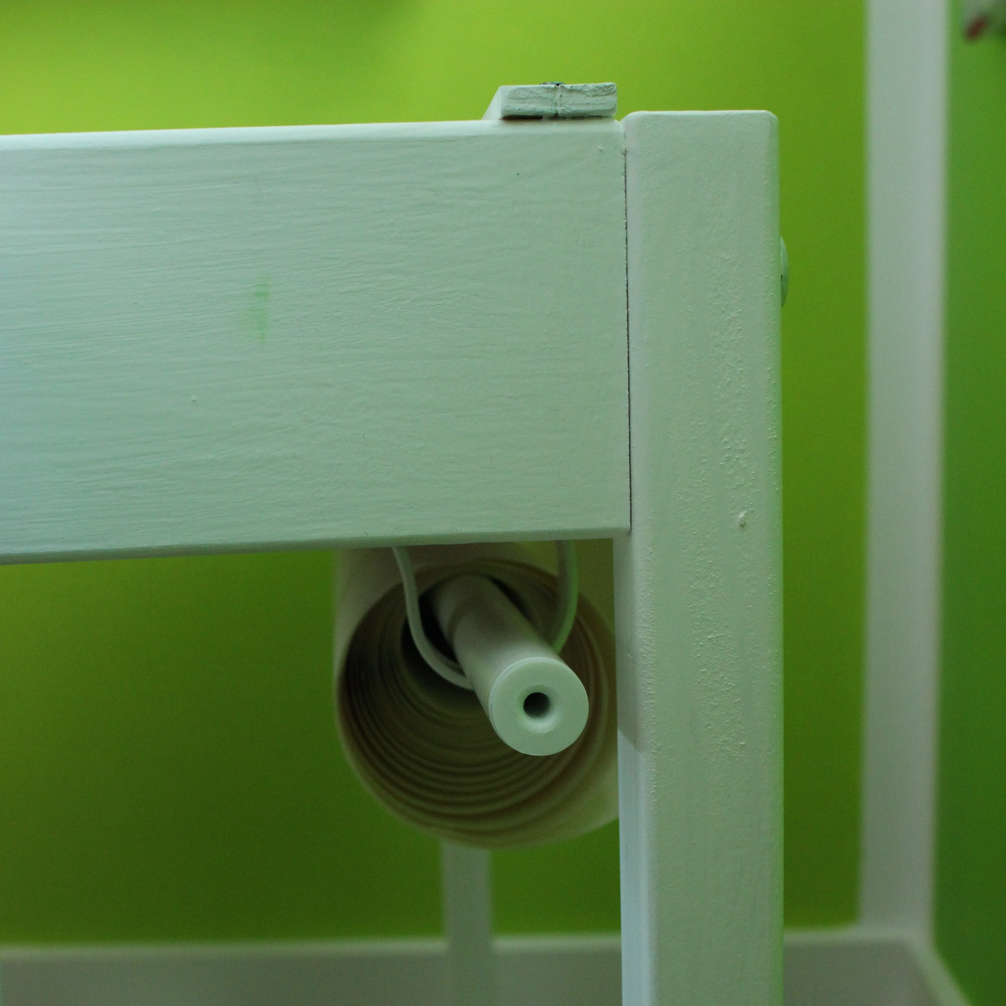 DIY Maltisch Ikea Hack, Befestigung der Papierrolle