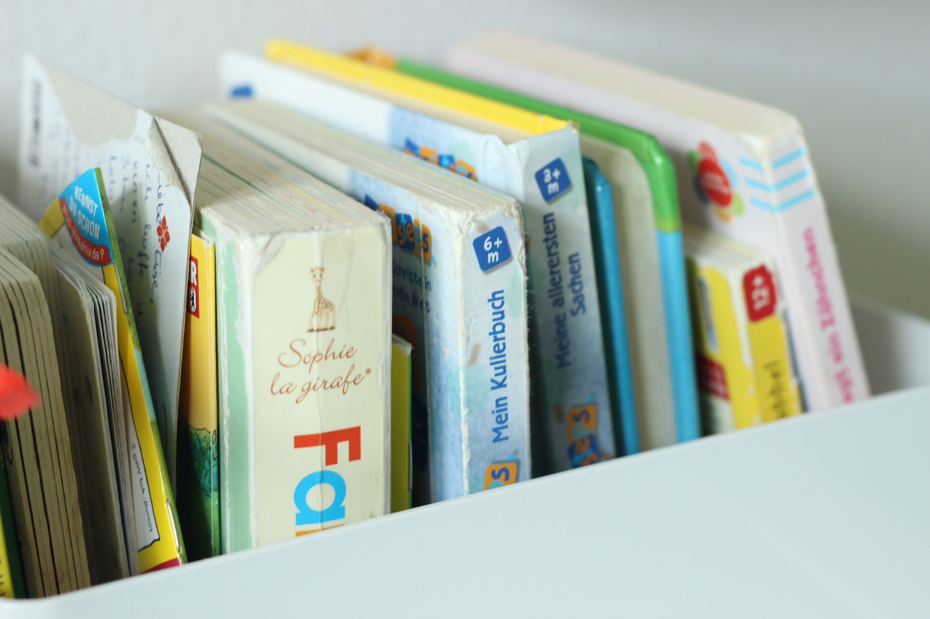 Aufbewahrung von Babybüchern in der Leseecke nach Montessori